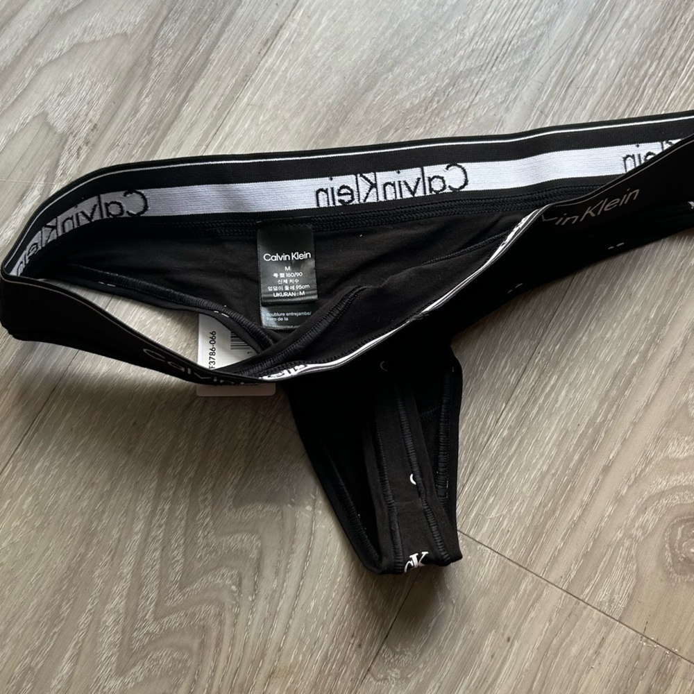 Calvin Klein | Modern Cotton Thong in Black (Medium) - Picture 8 of 9